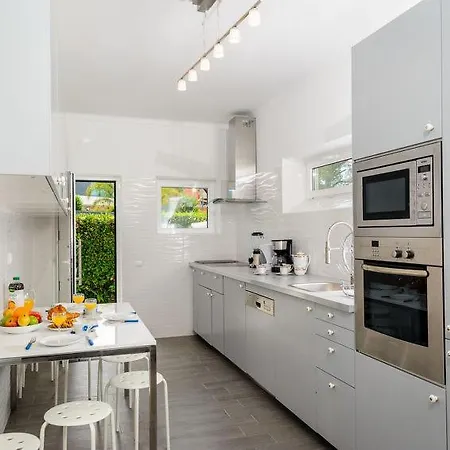 Sleeps 11 Pool Air Con Wifi Birre